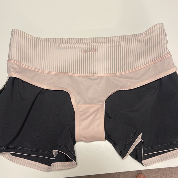 Lululemon low rise shorts - Picture 4 of 7